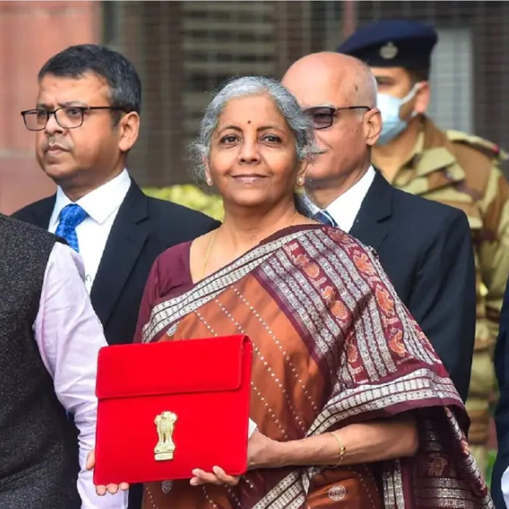 Nirmala Sitharaman : వరుసగా 5 సార్లు బడ్జెట్ను ప్రవేశపెట్టిన ఆరో ఆర్థిక మంత్రి నిర్మలా సీతారామన్ 2 nirmala-sitharaman-6th-finance-minister-to-present-budjet-5-times