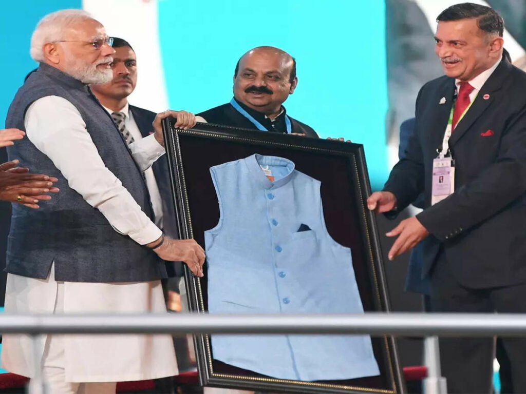 Pm Modi : రీసైకిల్ ప్లాస్టిక్ బాటిల్స్తో చేసిన జాకెత్తో పార్లమెంట్కు ప్రధాని..నెట్టింట్లో వైరల్ అవుతున్న పిక్స్ 3 pm-modi-wears-jacket-made-from-recycled-plastic-bottle-to-parliament