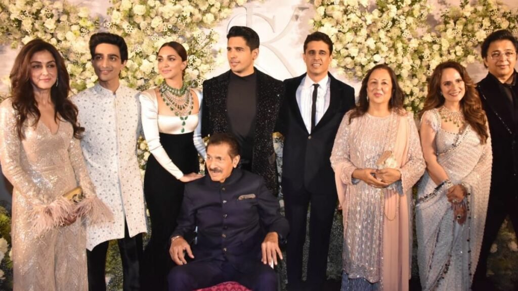 Bollywood : ముంబైలో కియారా అద్వానీ , సిద్ధార్థ్ మల్హోత్రాల గ్రాండ్ వెడ్డింగ్ రిసెప్షన్...సెలబ్రిటీలతో కలర్ ఫుల్ గా మారిన పార్టీ 2 bollywood-akash-ambani-and-stars-make-a-dazzling-appearance-at-sidharth-malhotra-and-kiara-advani-reception