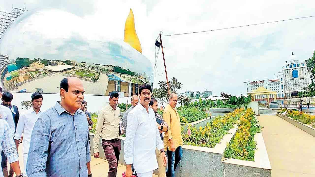 అమరవీరుల సంస్మరణ పనులను పరిశీలించిన మంత్రి వేముల ప్రశాంత్రెడ్డి 2 అమరవీరుల సంస్మరణ పనులను పరిశీలించిన మంత్రి వేముల ప్రశాంత్రెడ్డి