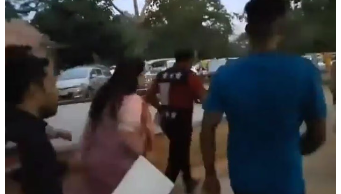 రెజ్లర్ల నిరసన: మీడియా ప్రశ్నల నుండి పరిగెత్తిన కేంద్ర మంత్రి 2 రెజ్లర్ల నిరసన: మీడియా ప్రశ్నల నుండి పరిగెత్తిన కేంద్ర మంత్రి