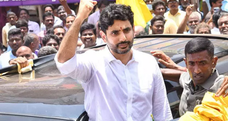 పాదయాత్ర లో అపశ్రుతి, టీడీపీ నేత లోకేష్ కుడి భుజానికి గాయం 2 పాదయాత్ర లో అపశ్రుతి, టీడీపీ నేత లోకేష్ కుడి భుజానికి గాయం