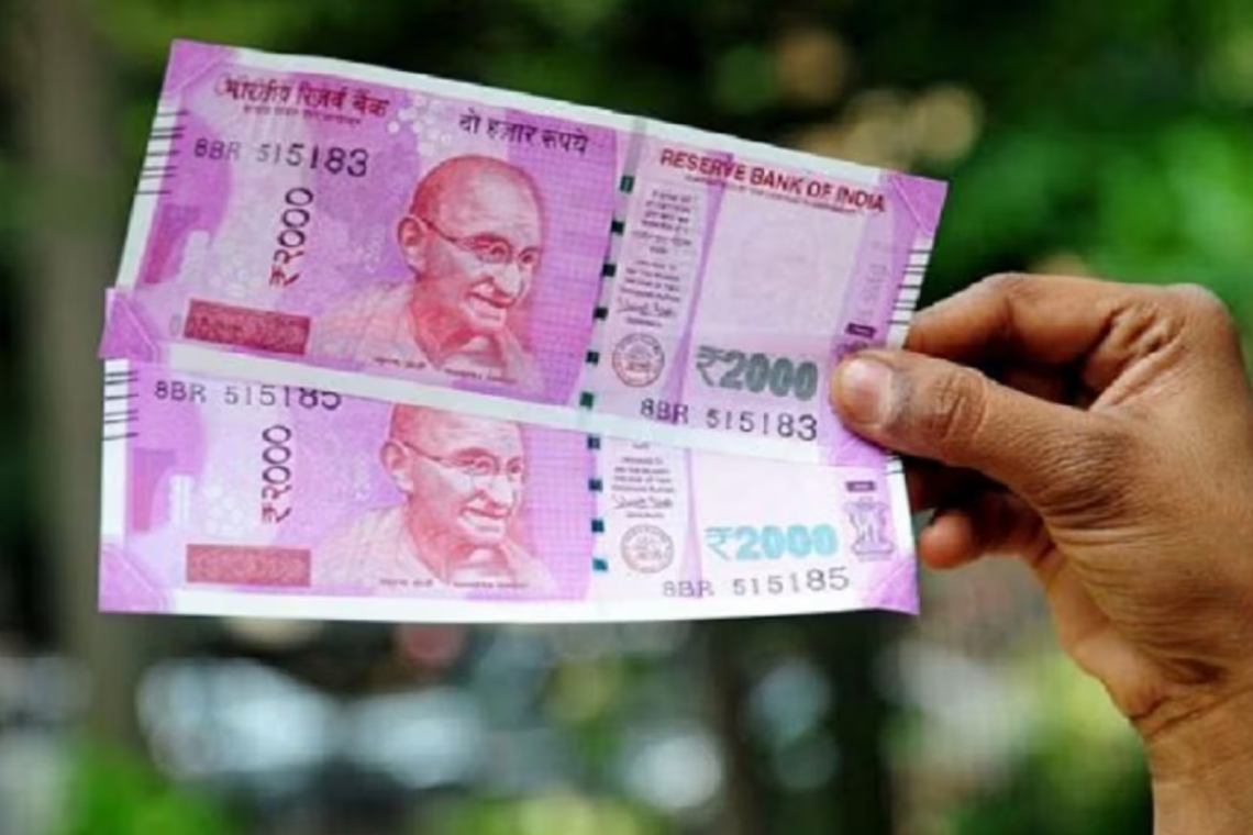 రూ.2000 కరెన్సీ నోట్లను వెనక్కి తీసుకోనున్న ఆర్బీఐ 2 రూ.2000 కరెన్సీ నోట్లను వెనక్కి తీసుకోనున్న ఆర్బీఐ