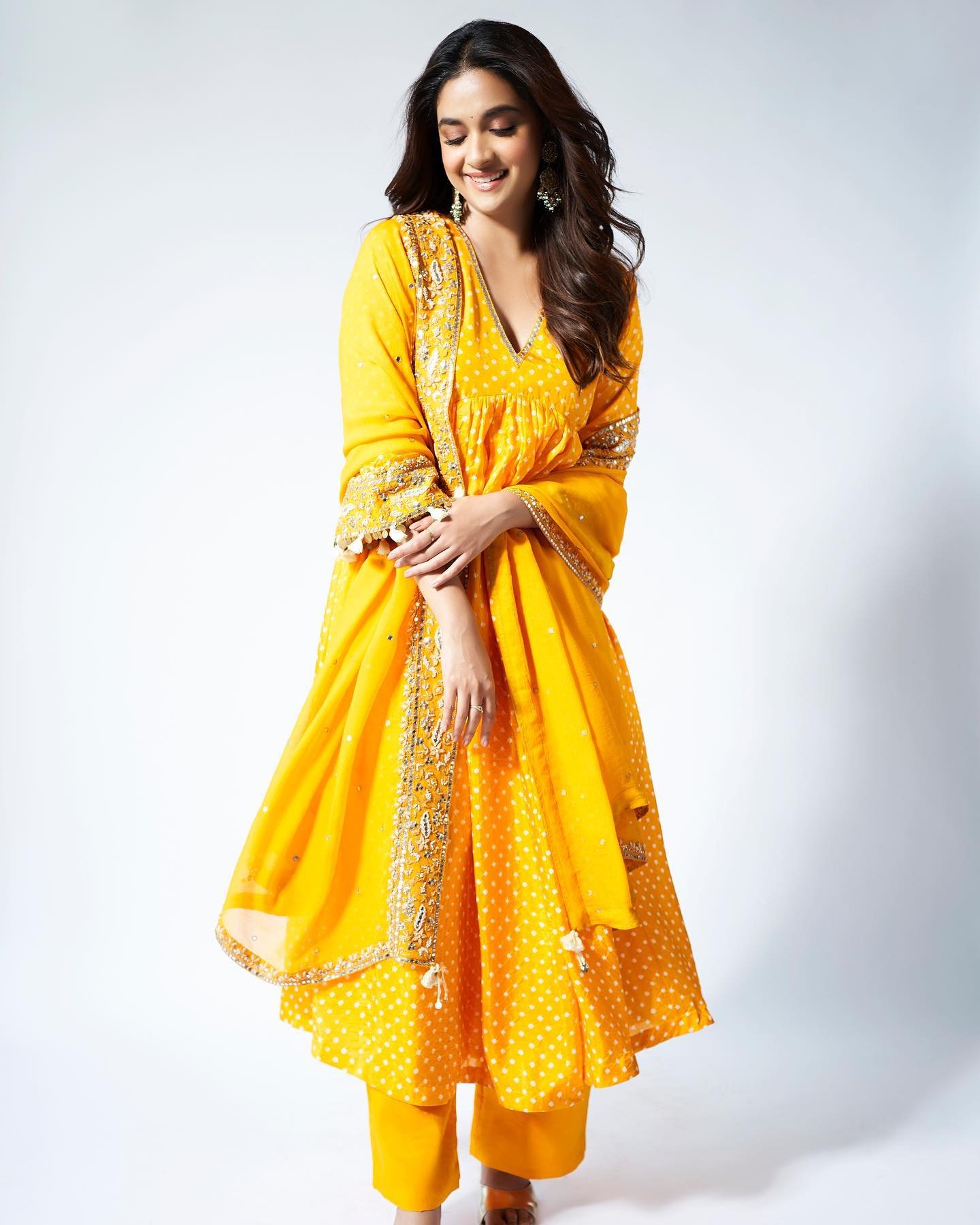 Keerthi Suresh: పసుపు రంగు లో బంతి పువ్వుల మెరిసిపోతున్న మహానటి కీర్తి సురేష్ 3 కీర్తి సురేష్ కొత్త ఫొటోలు