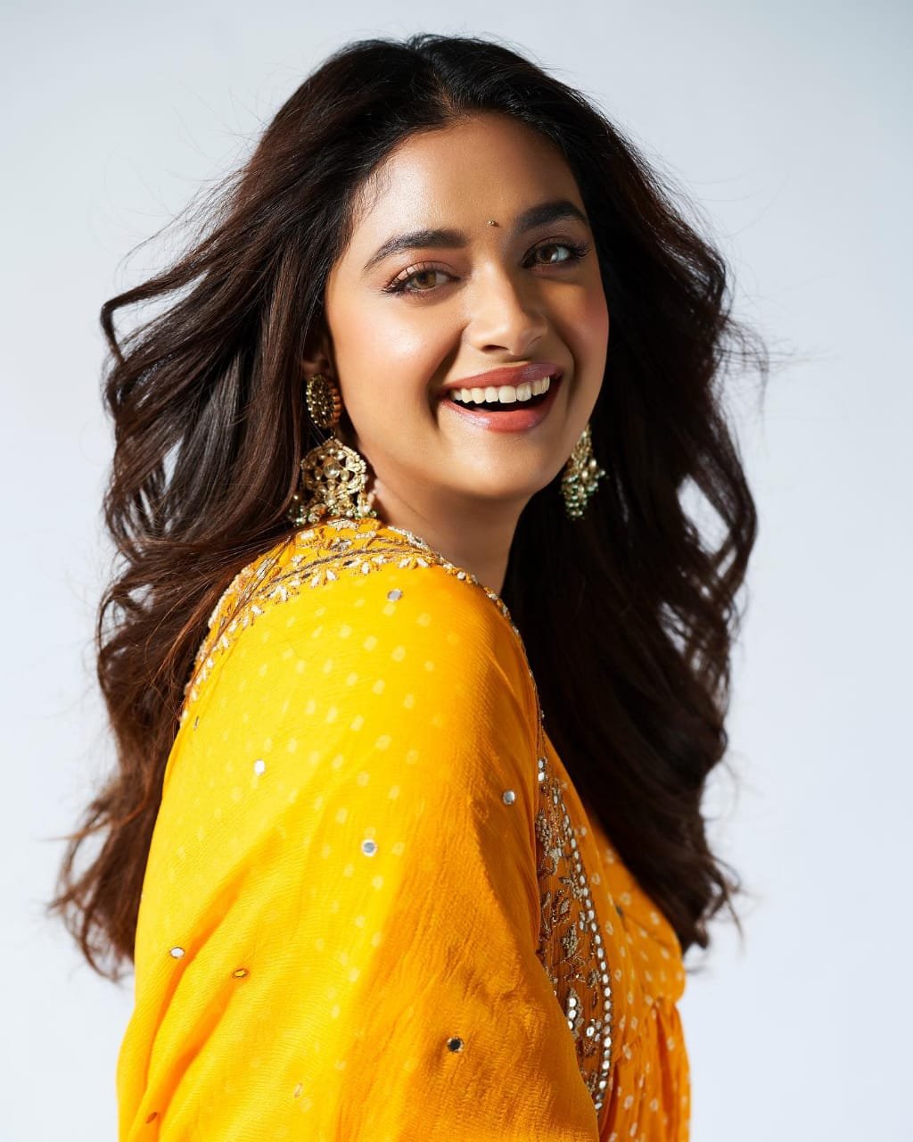 Keerthi Suresh: పసుపు రంగు లో బంతి పువ్వుల మెరిసిపోతున్న మహానటి కీర్తి సురేష్ 2 కీర్తి సురేష్ కొత్త ఫొటోలు