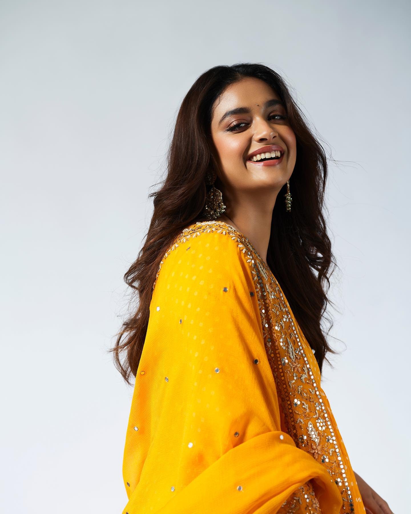 Keerthi Suresh: పసుపు రంగు లో బంతి పువ్వుల మెరిసిపోతున్న మహానటి కీర్తి సురేష్ 4 కీర్తి సురేష్ కొత్త ఫొటోలు