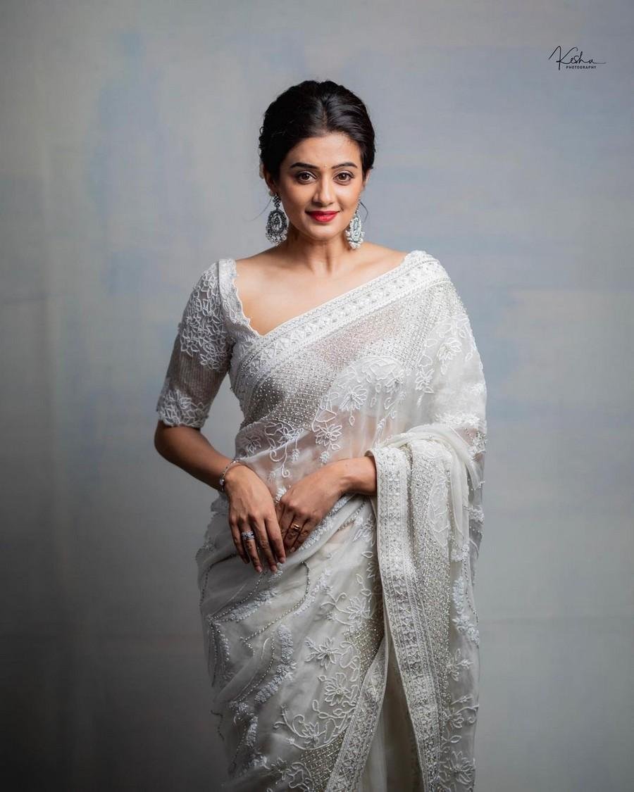 Priyamani: చీర అందాలతో కుర్రకారుల్ని పిచ్చెక్కిస్తున్న ప్రియమణి 2 ప్రియమణి ఫోటోలు