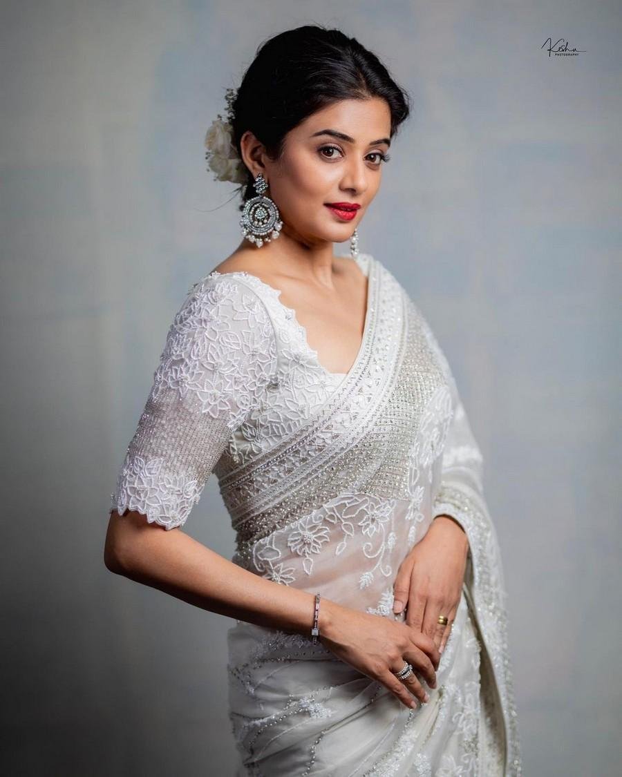 Priyamani: చీర అందాలతో కుర్రకారుల్ని పిచ్చెక్కిస్తున్న ప్రియమణి 4 ప్రియమణి ఫోటోలు