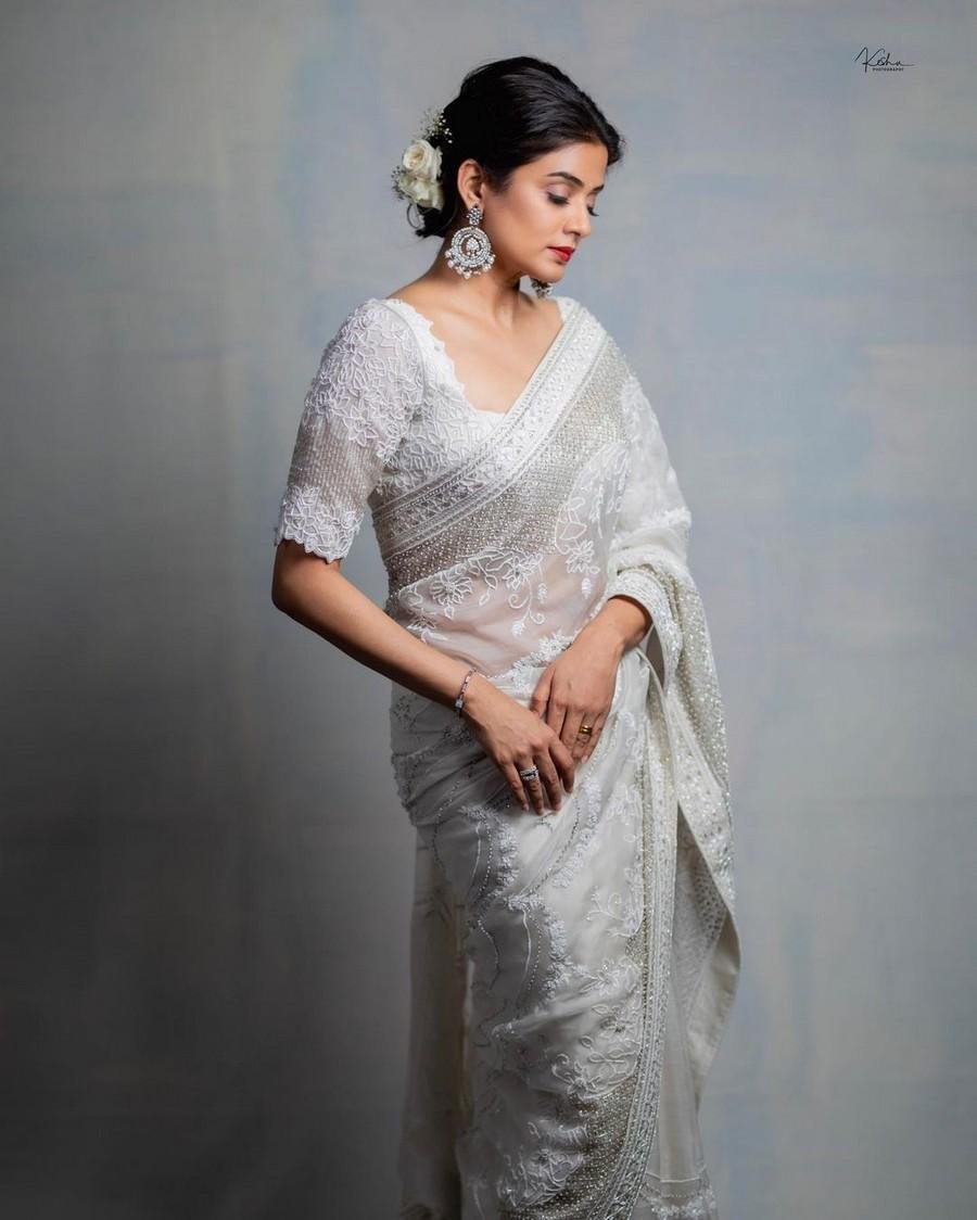 Priyamani: చీర అందాలతో కుర్రకారుల్ని పిచ్చెక్కిస్తున్న ప్రియమణి 5 ప్రియమణి ఫోటోలు