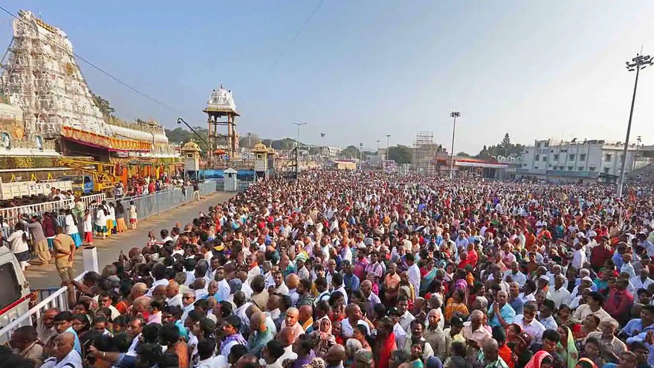 తిరుమల వేసవి రద్దీ హెచ్చరిక! సర్వ దర్శనానికి 30 గంటల సమయం 2 తిరుమల వేసవి రద్దీ హెచ్చరిక! సర్వ దర్శనానికి 30 గంటల సమయం