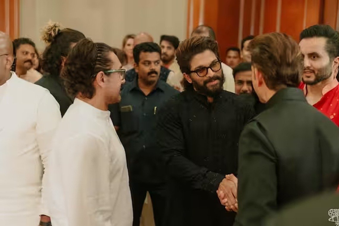 బాలీవుడ్ పెళ్ళిలో అల్లు అర్జున్ సందడి.. హృతిక్కి హగ్ ఇస్తున్న ఫోటో వైరల్ 2 బాలీవుడ్ పెళ్ళిలో అల్లు అర్జున్ సందడి.. హృతిక్కి హగ్ ఇస్తున్న ఫోటో వైరల్