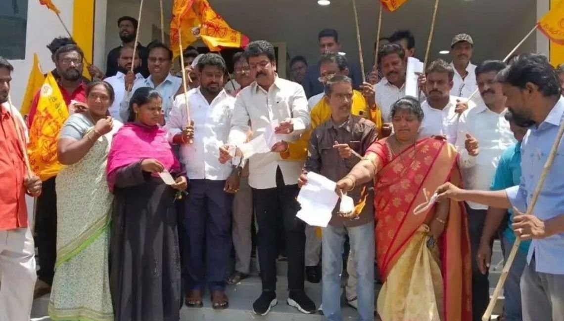 నెల్లూరు: కరెంటు కోతలపై నిరసన తెలిపిన తెలుగుదేశం నాయకులు 3 నెల్లూరు: కరెంటు కోతలపై నిరసన తెలిపిన తెలుగుదేశం నాయకులు
