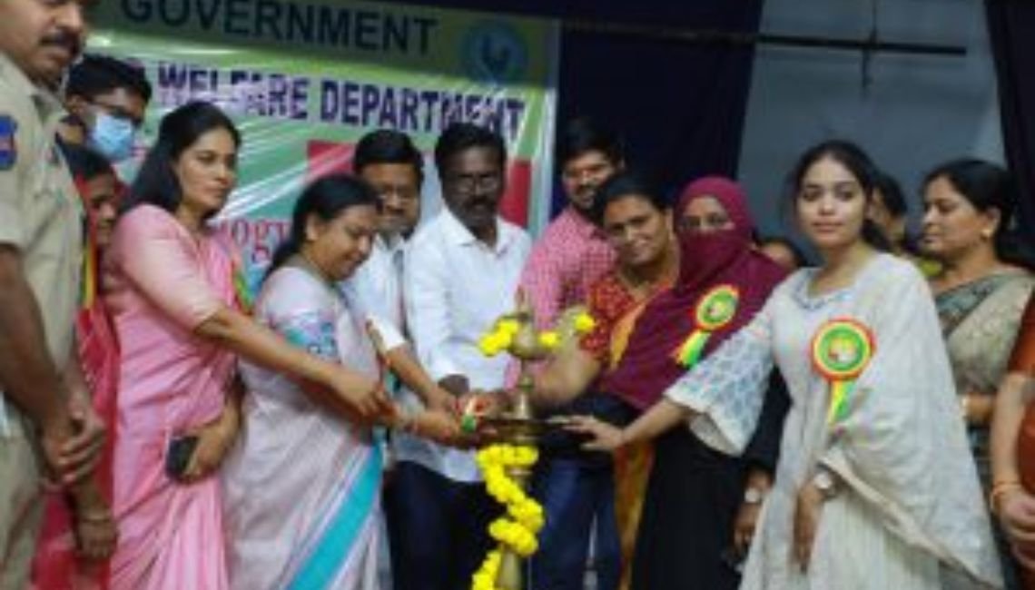 మహిళా సాధికారతకు తెలంగాణ అత్యధిక ప్రాధాన్యత ఇస్తోంది: కవిత 2 మహిళా సాధికారతకు తెలంగాణ అత్యధిక ప్రాధాన్యత ఇస్తోంది: కవిత