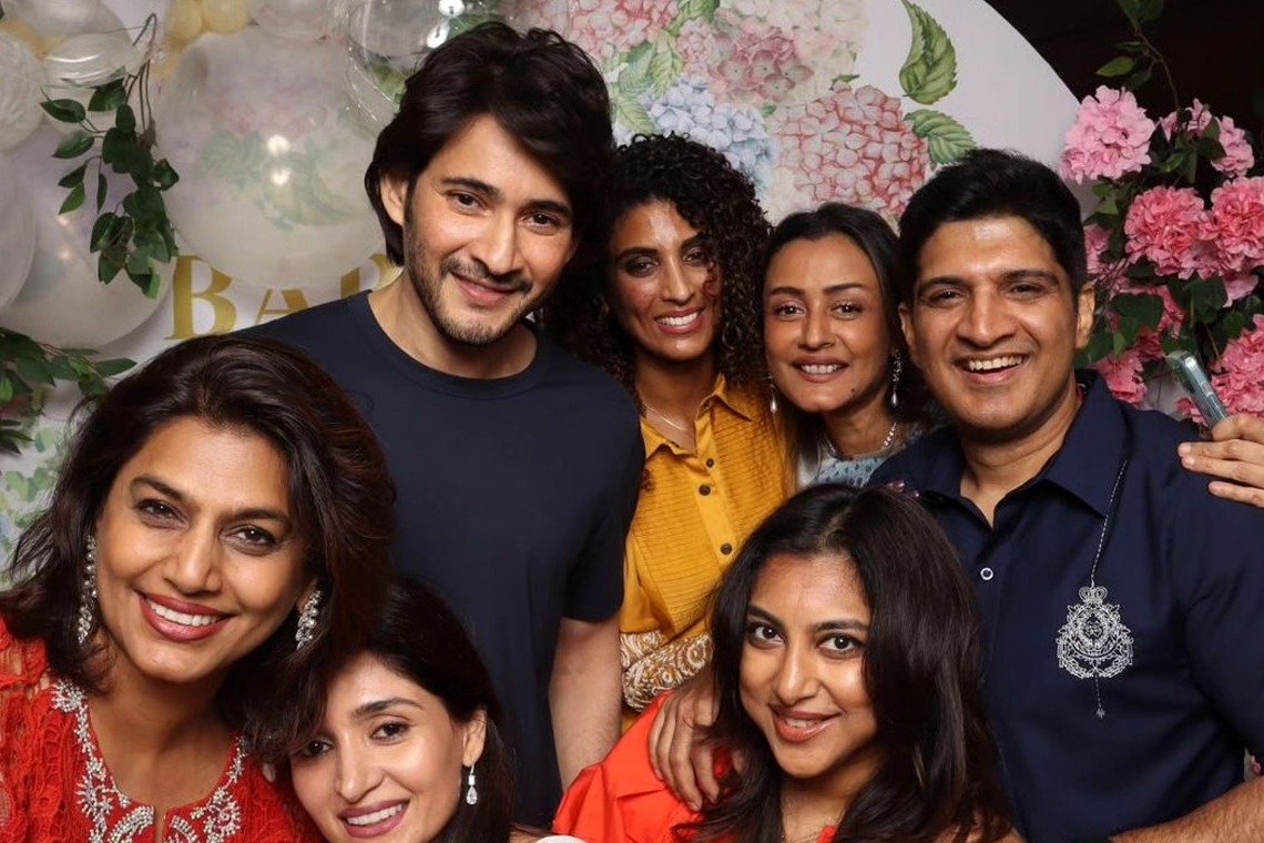 మహేశ్ బాబు ఈ రేంజ్ లో ఎంజాయ్ చేస్తాడా.. అమ్మాయిలతో..? 2 మహేశ్ బాబు ఈ రేంజ్ లో ఎంజాయ్ చేస్తాడా.. అమ్మాయిలతో..?