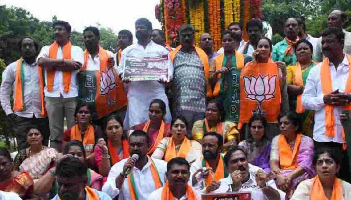 తెలంగాణ అసెంబ్లీ ఎదుట బీఆర్ఎస్, బీజేపీ కార్యకర్తల మధ్య ఘర్షణ 2 తెలంగాణ అసెంబ్లీ ఎదుట బీఆర్ఎస్, బీజేపీ కార్యకర్తల మధ్య ఘర్షణ