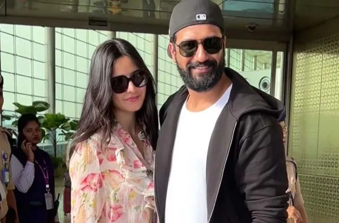 కత్రినా కైఫ్, విక్కీ కౌశల్ లేటెస్ట్ ఫొటోస్ వైరల్..అందరిముందు ఆలా..? 2 కత్రినా కైఫ్ తన పుట్టినరోజుకి ముందు విక్కీ కౌశల్తో కలిసి ముంబై నుండి బయలుదేరింది; జంట చేతులు పట్టుకుని, ఛాయాచిత్రకారులు కోసం పోజులివ్వడం
