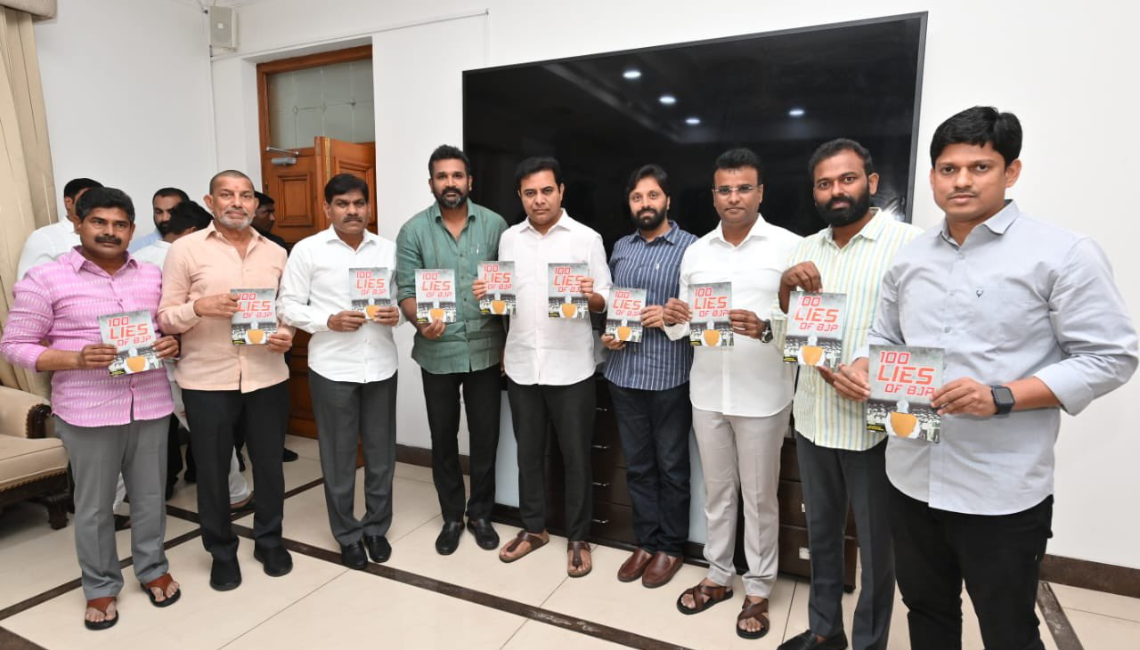 BRS సోషల్ మీడియా విడుదల చేసిన '100 లైస్ ఆఫ్ BJP' పుస్తకం 2 సోషల్ మీడియా