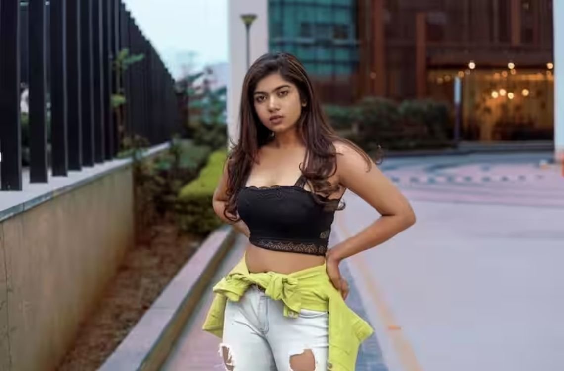 హీరోయిన్స్ కన్నా తక్కువేమి కాదంటూ ?రెచ్చిపోయిన రీతూ చౌదరి! 2 హీరోయిన్స్ కన్నా తక్కువేమి కాదంటూ ?రెచ్చిపోయిన రీతూ చౌదరి!