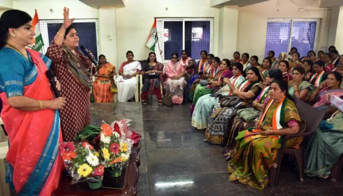 మహిళలకు ఉద్యోగాలు కల్పించడంలో బీఆర్ఎస్ విఫలమైంది: కాంగ్రెస్ 2 మహిళలకు ఉద్యోగాలు కల్పించడంలో బీఆర్ఎస్ విఫలమైంది: కాంగ్రెస్